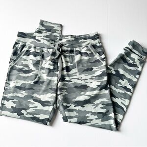 ZYIA gray camo Unwind Jogger XL